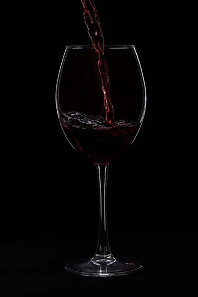 Copa de vino con vino aislado sobre fondo negro — Foto de Stock