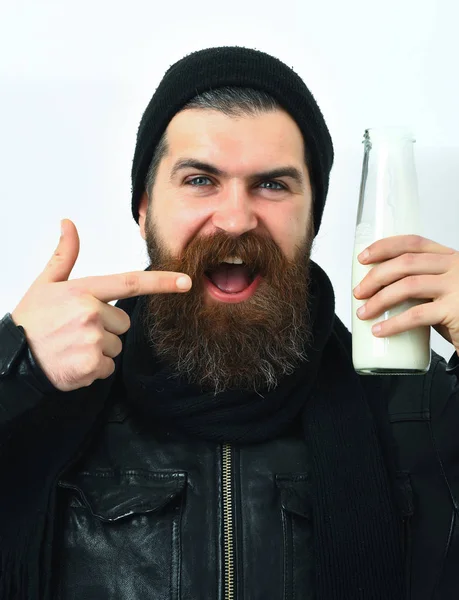 Baardbrutale Kaukasische hipster met glazen pot melk — Stockfoto