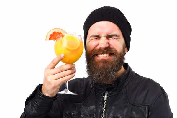 Brutal hipster caucásico sosteniendo bebida alcohólica o cóctel fresco — Foto de Stock