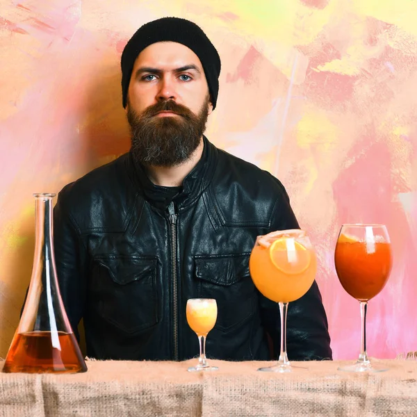 Brutal kaukasisk hipster och glas alkoholhaltiga drycker, cocktails, shot — Stockfoto