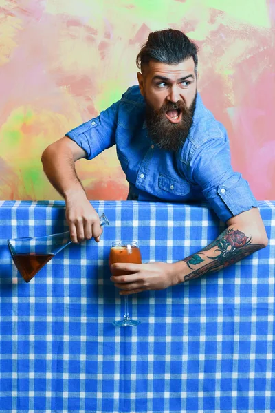 Brutal hipster caucásico con cóctel de alcohol y frasco — Foto de Stock