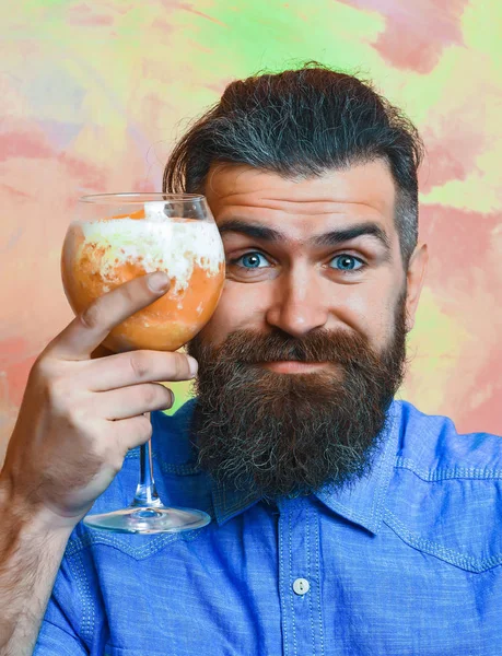 Brutális kaukázusi hipster bajusszal trópusi alkoholos friss koktéllal — Stock Fotó