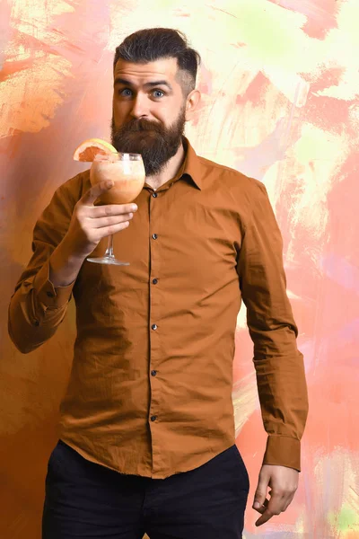 Brutal caucásico hipster celebración tropical alcohólico fresco cóctel — Foto de Stock