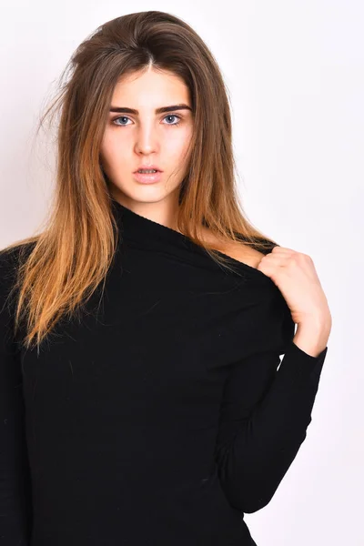 검은 스웨터를 입은 귀엽고 섹시 한 코카서스 여자 — 스톡 사진