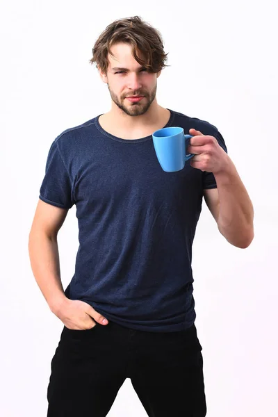 Caucasiano sexy jovem macho segurando xícara de café ou caneca — Fotografia de Stock