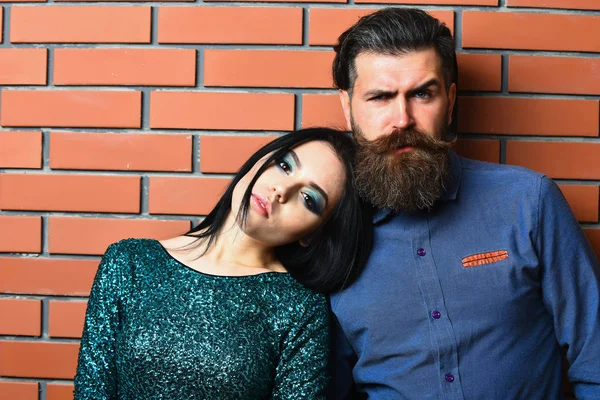 Man met baard en vrij sexy vrouw op baksteen muur — Stockfoto