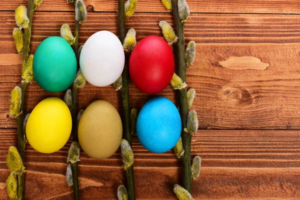 Huevos coloridos de Pascua pintados con sauce, osier — Foto de Stock