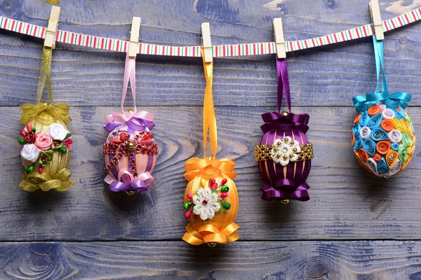 Ovos coloridos de Páscoa decorados com fio, contas penduradas no espinheiro — Fotografia de Stock