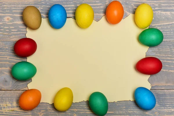 Conjunto com ovos coloridos em papel queimado. Feliz conceito de Páscoa — Fotografia de Stock
