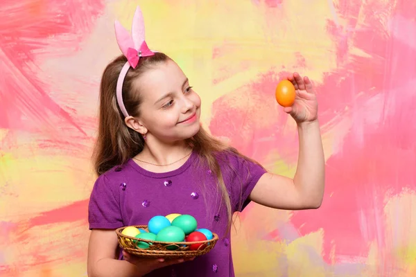 快乐的小女孩拿着盛有复活节彩蛋的水壶 — 图库照片