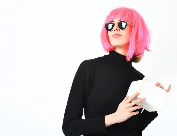 Menina na moda em rosa peruca segurando caixa de refeição — Fotografia de Stock