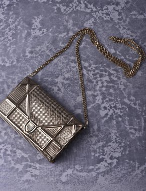 küçük kadının metalize gümüş çanta gri metalik zincir ile