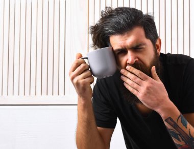 Kafkasyalı vahşi bir hippi elinde bardak ya da kupa tutuyor.