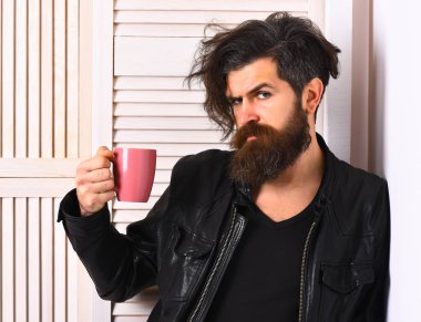 Kafkasyalı vahşi hippi elinde bardak ya da kupa tutuyordu.