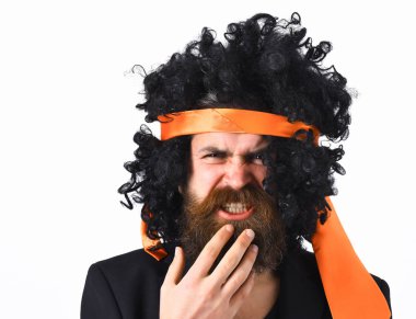 Takım elbiseli beyaz tenli hippi ve siyah kıvırcık saçlı peruk.