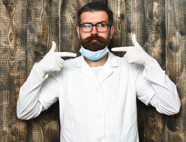 Kaba sakallı Kafkas doktor ya da eldivenli lisansüstü öğrencisi