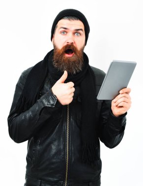 Sakallı, Kafkas hippisi, elinde tablet.