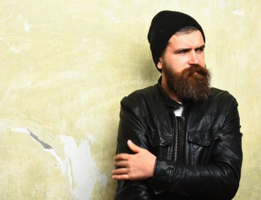 Sakallı vahşi Kafkas hippisi puro içiyor.