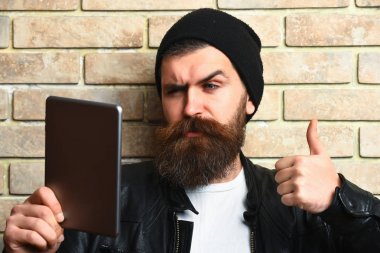 Sakallı, Kafkas hippisi, elinde tablet.