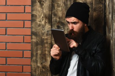 Sakallı, Kafkas hippisi, elinde tablet.