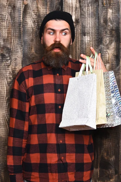 Vousatý brutální kavkazský hipster s knírkem držícím nákupní balíčky — Stock fotografie