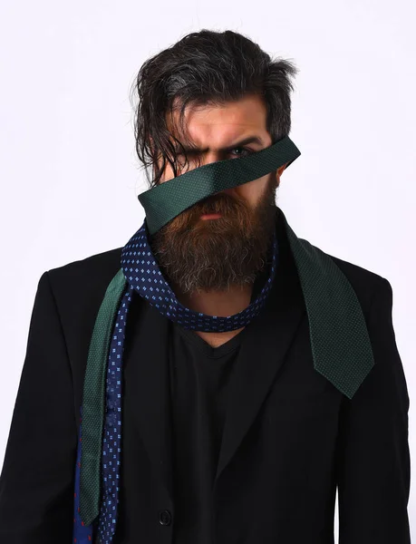 Brutal caucasien hipster en costume noir avec des liens autour de la tête — Photo