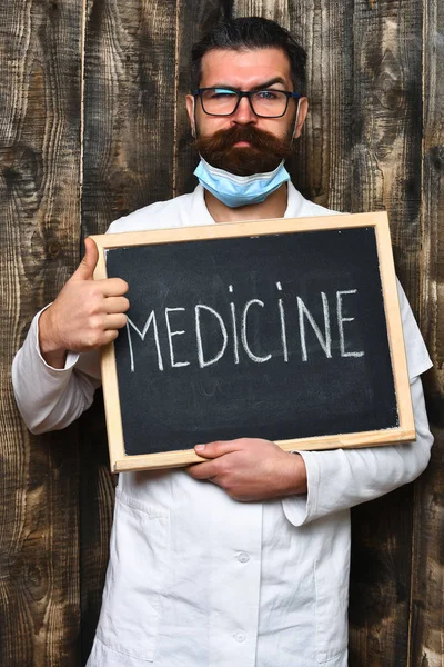 약물 이 적힌 보드를 들고 있는 수염이난 잔인 한 간균 의사 — 스톡 사진