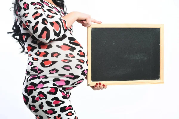 Frauenhände schwangere Frau mit schwarzer Tafel — Stockfoto