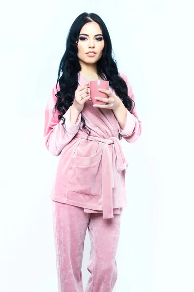 Sexy fille en pyjama de velours rose costume à la maison avec tasse — Photo