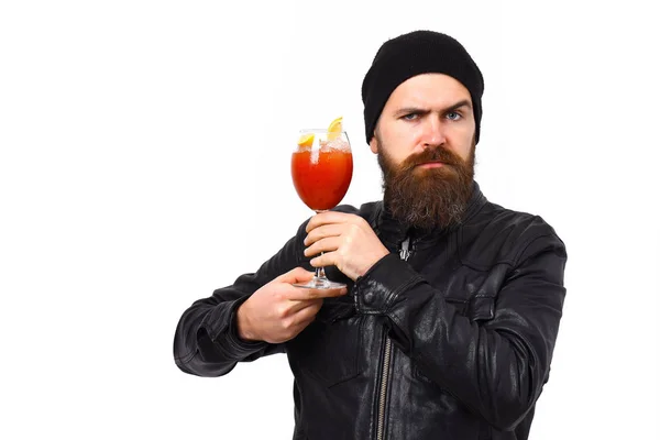 Brutale blanke hipster met alcoholische drank of verse cocktail — Stockfoto