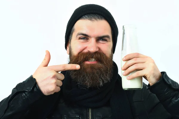 Baardbrutale Kaukasische hipster met glazen pot melk — Stockfoto