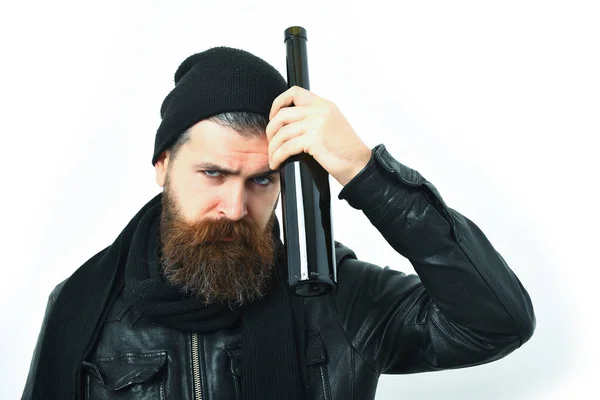 Бородатый брутальный кавказский хипстер держит бутылку — стоковое фото