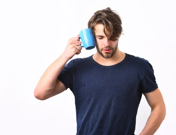 Caucásico sexy joven macho sosteniendo taza de café o taza —  Fotos de Stock