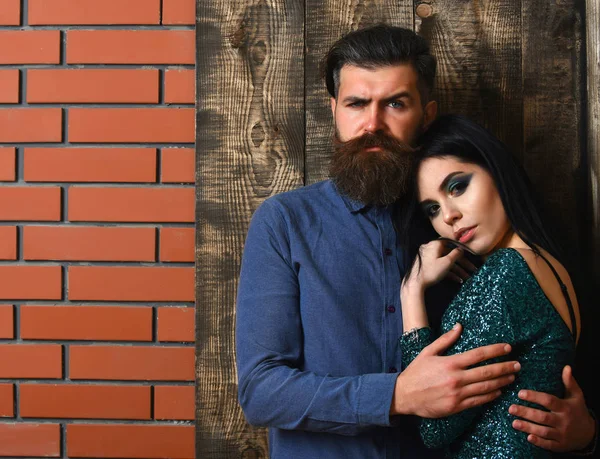 Uomo barbuto e bella donna sexy su sfondo di legno di mattoni — Foto Stock