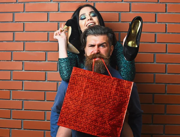 Γενειοφόρος άνδρας και όμορφη σέξι γυναίκα με τσάντα για ψώνια, παπούτσια — Φωτογραφία Αρχείου