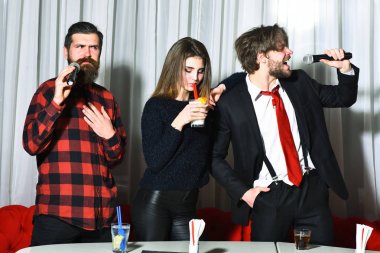 Karaoke partisinde kutlama yapan bir grup arkadaş.