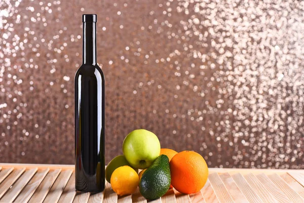 Diversas frutas: limón, manzana, naranja, aguacate con botella —  Fotos de Stock