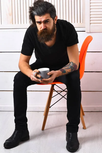 Brutal tatuado branco hipster segurando copo ou caneca — Fotografia de Stock