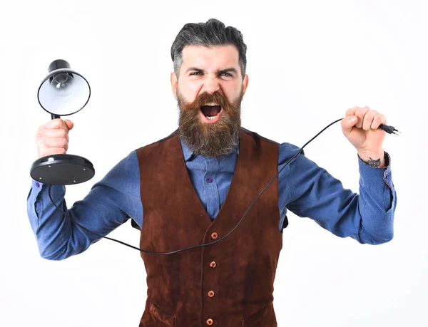 Man met baard die een tafellamp vasthoudt met boos gezicht — Stockfoto