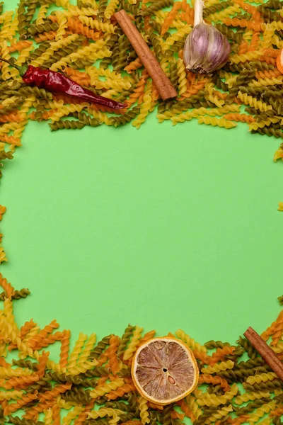 Cornice colorata di pasta fusilli secca — Foto Stock