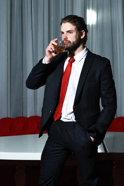 ひげを生やした男、ウイスキーのグラスを持つビジネスマン、 — ストック写真