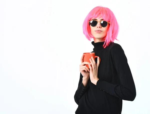 Fashionabla sexig tjej i rosa peruk håller orange kopp — Stockfoto