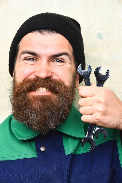 Бородатый брутальный кавказский механик с металлическими ключами — стоковое фото