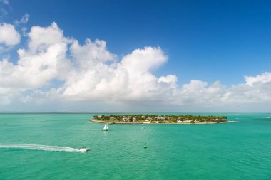 Key West, Florida yeşil Adası yakınlarında yüzen turistik yatlar