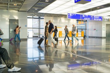 insanlar turistlerle seyahat bavul, bulanık hız hareket, Frankfurt, Almanya