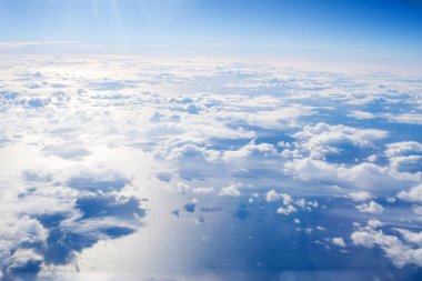 güneşli mavi bulutlu gökyüzü ve su