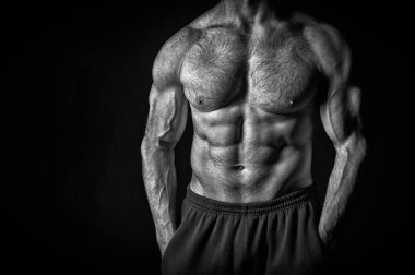 kas vücut eğitim salonunda yakışıklı vücut geliştirmeci adamla