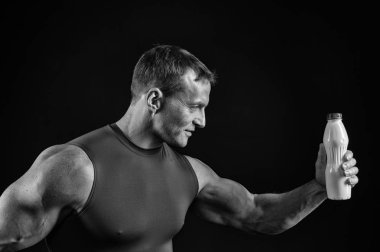 kas vücut yakışıklı vücut geliştirmeci adamla içki şişesi tutan