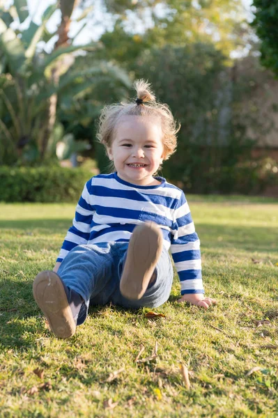 Pequeño bebé con la cara feliz en la hierba verde descalzo —  Fotos de Stock