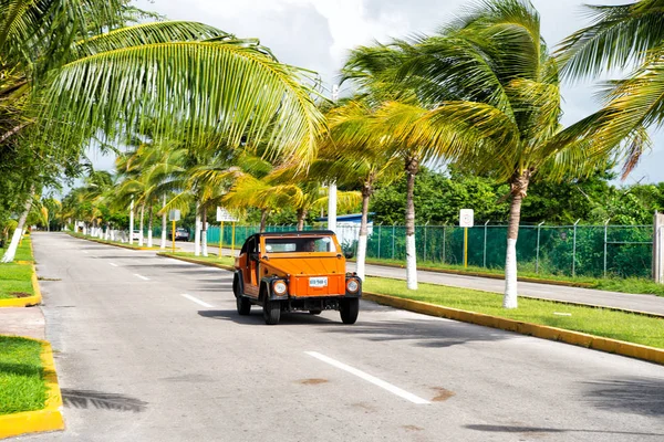 Orangefarbenes Auto mit Fahrer unterwegs, cozumel, mexiko — Stockfoto